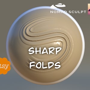 Könnte beinhalten: Eine beige Kugel mit einer Reihe von scharfen, gekrümmten Falten. Die Kugel ist strukturiert und hat eine glänzende Oberfläche. Der Text "SHARP FOLDS" ist in Weiß auf die Kugel geschrieben.