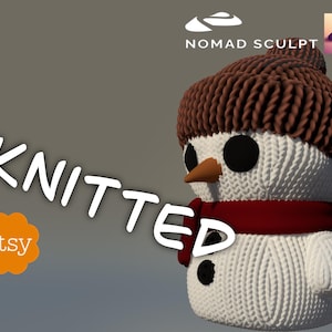 Könnte beinhalten: Gestrickte Schneemann-Figur mit braunem Hut und rotem Schal. Der Schneemann ist weiß mit schwarzen Augen und einer Karottennase. Der Text "KNITTED" ist in Weiß auf grauem Hintergrund geschrieben. Der Text "etsy" ist in Orange auf einem orangen Kreis geschrieben.