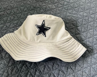 Omkeerbare logo's Bucket Hat