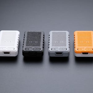 ESP32 WROOM ケース (30 ピン) はスナップ式の蓋が付いており、ボタン、ピン、LED にアクセスできます。