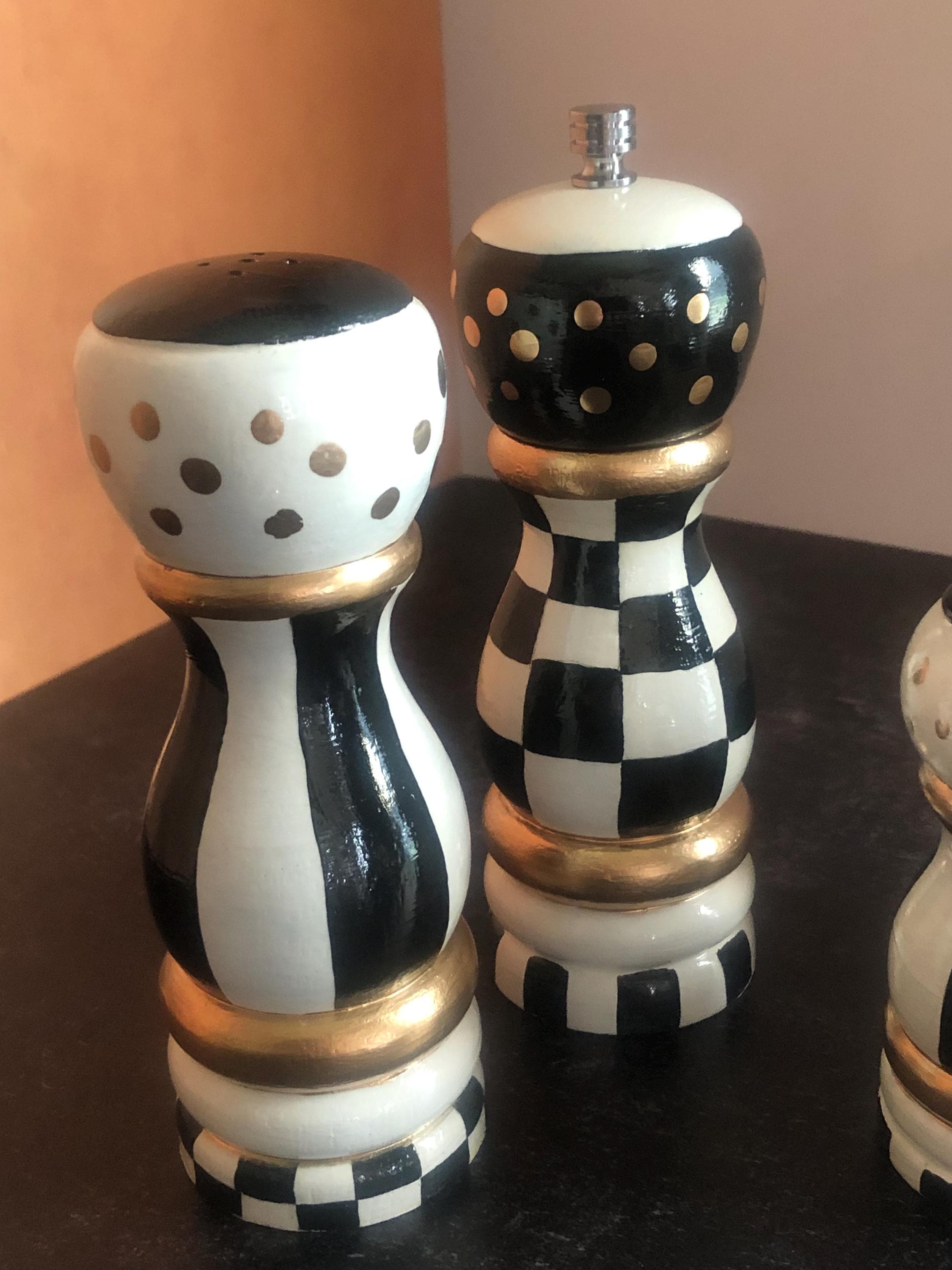 マッケンジーチャイルズ ソルト＆ペッパーシェーカー Amazon.com: MACKENZIE-CHILDS Enamel Salt and Pepper Shakers