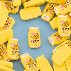 10 cabochons miniatures de bidon de lait banane jaune, cabochons de lait de vache kawaii 22 mm, cabochons de lait de maison de poupée, cabochons de lait miniatures en résine, gobelet et shaker