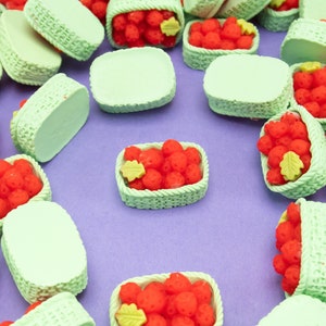 5 cabochons miniatures fraise rouge dans un panier vert, cabochons de fruits en résine, embellissements de moules à shaker, fournitures en pâte polymère, cabines de poupée slime