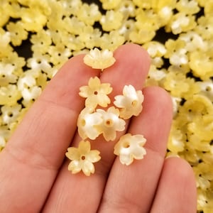 10 cabochons de fleur de sakura jaune nacré pastel, cabochon floral en résine, embellissement de moule shaker, décoration nail art, capuchon de jardin
