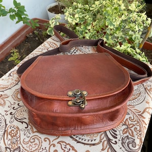 Leder Umhängetasche für Frauen Messenger Bag Leder Handtasche mit Reißverschluss hinten Kleine Einkaufstasche verstellbarer Riemen Schultertasche und Geldbörse