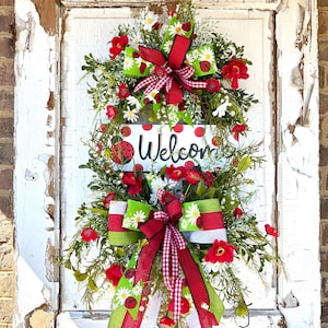 Summer ladybug wreath, ladybug wreath for front door, spring and summer wreath, garden style summer wreath, welcome wreath with sign, red