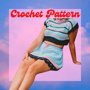 Puede incluir: Un conjunto de falda y top de crochet en rayas azules, rosas y negras. La falda tiene un borde festoneado y el top tiene un escote redondo.