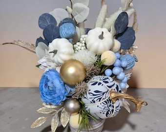 Centro de mesa otoñal de calabazas azules y blancas, elegante decoración de mesa de otoño, arreglo floral de Acción de Gracias, decoración rústica de granja.