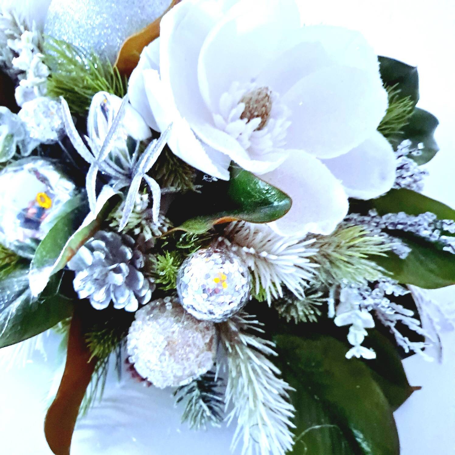 XXL Magnolia Christmas Centerpiece: Elegant Holiday Table Arrangement