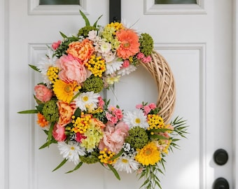 Corona floral de primavera y verano para la puerta principal, corona de flores color melocotón, rosa y amarillo, decoración de puerta estilo rústico, corona para el día a día, decoración para la puerta principal