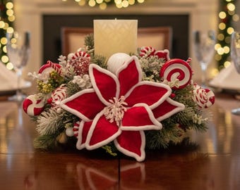 Centro de mesa con velas navideñas \ Decoración de mesa festiva con flor de Pascua roja \ Arreglo floral con bastones de caramelo de invierno \ Decoración navideña festiva de estilo rústico