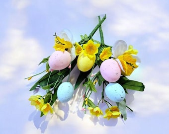Selección floral de Pascua: tulipanes, narcisos y huevos pastel