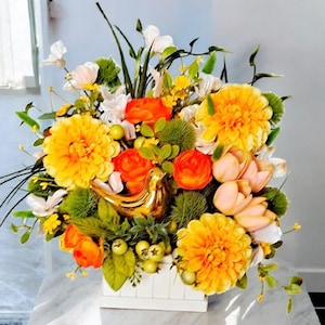 Floral Table Decor / Gold Bird / Home Decor / Housewarming Gift / Summer Centerpiece / Table Arrangement / Floral Decoration / Easter Table