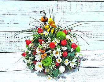 Sprig decor,Summer table decor,Strawberries centerpiece,Strawberries ,Table decor,Centerpiece,Springtable decor,Strawberry decor,Daisy decor