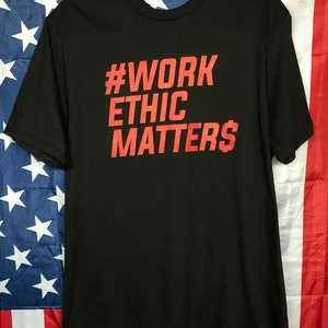 Può includere: Maglietta nera con testo rosso che dice "#WORK ETHIC MATTERS"