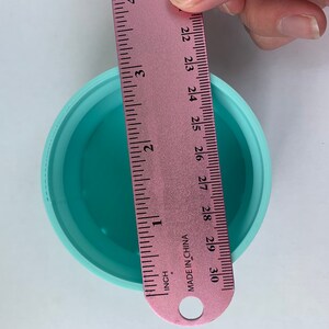 Peut inclure: Une r&egrave;gle rose mesurant 7,6 cm, avec les chiffres de 22 &agrave; 30 visibles, est plac&eacute;e &agrave; c&ocirc;t&eacute; d'un r&eacute;cipient rond bleu clair. La r&egrave;gle est fabriqu&eacute;e en Chine.