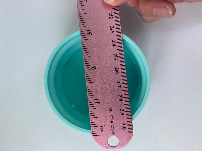 Peut inclure: Une r&egrave;gle rose mesurant 7,6 cm, avec les chiffres de 22 &agrave; 30 visibles, est plac&eacute;e &agrave; c&ocirc;t&eacute; d'un r&eacute;cipient rond bleu clair. La r&egrave;gle est fabriqu&eacute;e en Chine.
