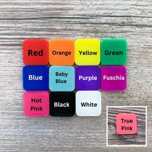 Peut inclure: Un ensemble de 12 &eacute;chantillons de couleurs, chacun avec un nom de couleur diff&eacute;rent imprim&eacute; dessus. Les couleurs comprennent le rouge, l'orange, le jaune, le vert, le bleu, le bleu b&eacute;b&eacute;, le violet, le fuchsia, le rose vif, le noir, le blanc et le rose vrai.