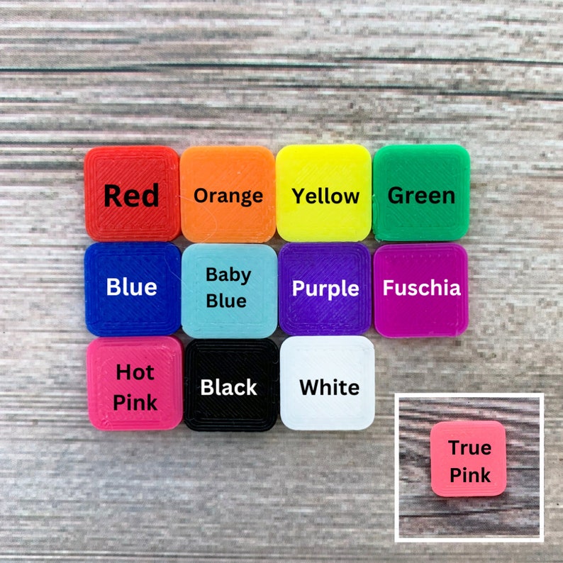 Peut inclure: Un ensemble de 12 &eacute;chantillons de couleurs, chacun avec un nom de couleur diff&eacute;rent imprim&eacute; dessus. Les couleurs comprennent le rouge, l'orange, le jaune, le vert, le bleu, le bleu b&eacute;b&eacute;, le violet, le fuchsia, le rose vif, le noir, le blanc et le rose vrai.