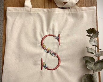 Stofftasche mit Stickerei personalisiert Blumen Jutebeutel Geschenk mit Namen Buchstaben