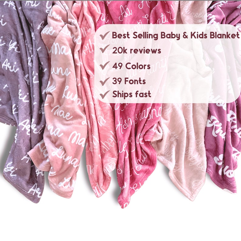Peut inclure: Plusieurs couvertures douces pour b&eacute;b&eacute;s, de diff&eacute;rentes nuances de rose et de violet, chacune portant un nom &eacute;crit en script blanc. L'image comprend le texte "Best Selling Baby & Kids Blanket", "20k reviews", "49 Colors", "39 Fonts", et "Ships fast".