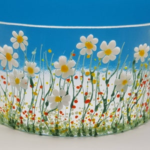A wild daisy fused glass art curve. Floral glass art. Flower suncatcher. White. Green. Yellow.