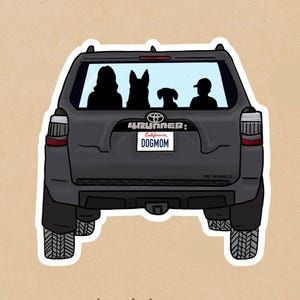 Peut inclure: Autocollant représentant un SUV noir avec des silhouettes d'une personne, de deux chiens et d'un enfant dans la lunette arrière. La plaque d'immatriculation indique "DOGMOM". Le texte "peel. stick. rescue." est en bas.