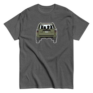 Peut inclure: T-shirt gris foncé avec un dessin d'un SUV vert, montrant trois silhouettes de chiens dans la lunette arrière. La plaque d'immatriculation indique "FOR RUNNER". Le t-shirt est fait d'une matière douce et confortable.