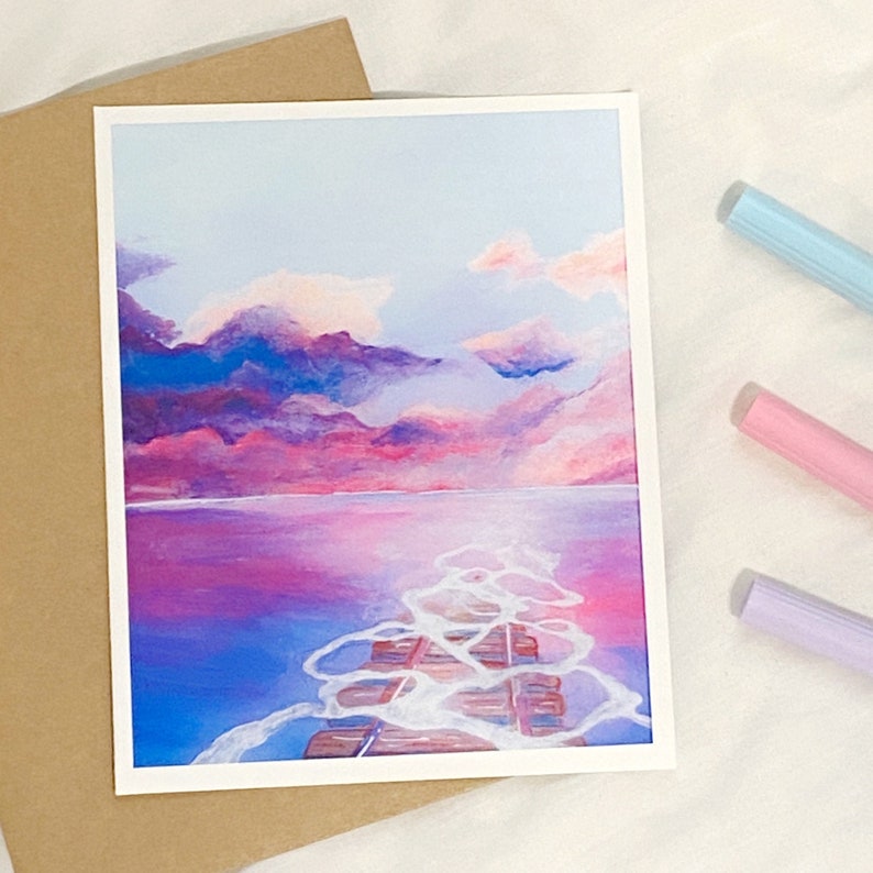 Pu&ograve; includere: Un dipinto che rappresenta un tramonto viola e rosa su uno specchio d'acqua con un pontile di legno bianco in primo piano.