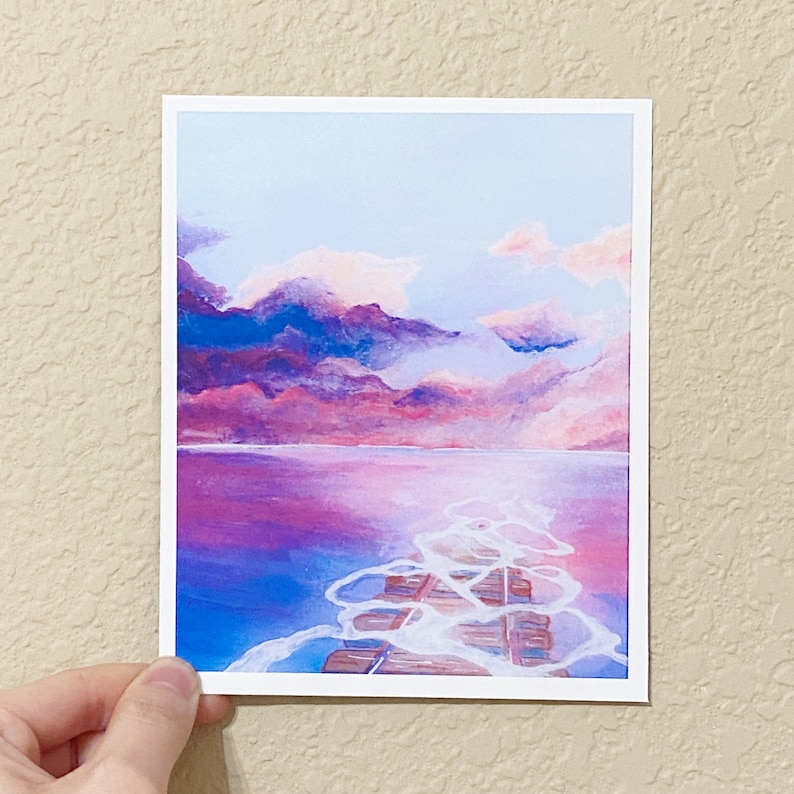 Pu&ograve; includere: Un dipinto che rappresenta un tramonto rosa e viola su uno specchio d'acqua con un molo di legno che si estende nell'acqua.