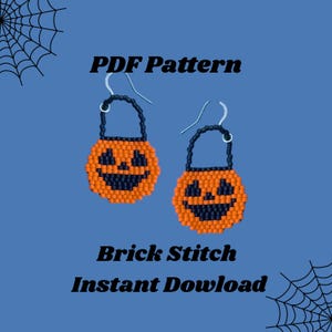 Peut inclure: Une paire de boucles d'oreilles citrouilles orange et noires perlées, avec des anses noires et des crochets argentés. Les boucles d'oreilles ont la forme de lanternes d'Halloween. Le texte "PDF Pattern", "Brick Stitch" et "Instant Download" est inclus.