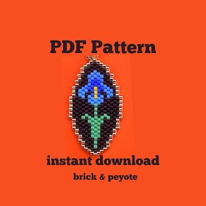 Może przedstawiać: Wisior z koralików z niebieskim wzorem kwiatu, oprawiony w czarno-złotą ramkę, na pomarańczowym tle. Tekst "PDF Pattern" i "instant download" są wyświetlane nad i pod wisiorem, z "brick & peyote" na dole.