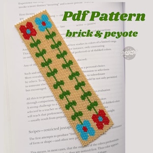 Op de afbeelding: Een geborduurd bladwijzer met een bloemenontwerp. De bladwijzer heeft rode en blauwe bloemen met groene stelen en bladeren op een beige achtergrond. De tekst "Pdf Pattern brick & peyote" is zichtbaar.