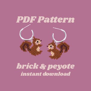 Może przedstawiać: Srebrne kolczyki koła z koralikowymi zawieszkami w kształcie wiewiórki. Wiewiórki są brązowe, beżowe i kremowe, z szczegółowym wzorem ściegu ceglanego i peyote. Obraz zawiera tekst "PDF Pattern" i "brick & peyote instant download."