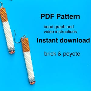 Könnte beinhalten: Zwei Perlen-Zigaretten-Ohrringe in weiß, orange und braun. Die Ohrringe hängen vor einem blauen Hintergrund. Der Text "PDF Pattern" ist in Schwarz auf dem blauen Hintergrund geschrieben. Der Text "bead graph and video instructions" ist in Schwarz auf dem blauen Hintergrund geschrieben. Der Text "Instant download" ist in Schwarz auf dem blauen Hintergrund geschrieben. Der Text "brick & peyote" ist in Schwarz auf dem blauen Hintergrund geschrieben.