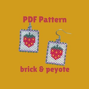 Op de afbeelding: Een paar kralen oorbellen met een aardbeienontwerp. De oorbellen zijn gemaakt van witte, rode, groene en paarse kralen. De oorbellen zijn vierkant en hebben een zilveren haak.