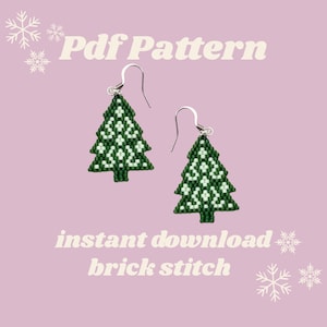Puede incluir: Un par de pendientes de árbol de Navidad hechos con cuentas verdes y blancas. Los pendientes tienen forma de árbol de Navidad con un patrón de copo de nieve blanco. El fondo es de color púrpura claro con el texto "Pdf Pattern" y "instant download brick stitch".