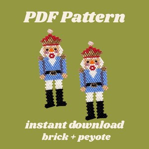 Puede incluir: Dos pendientes de soldado Cascanueces con cuentas con coronas rojas y doradas, chaquetas azules y botas negras. El texto "PDF Pattern" y "instant download brick + peyote" se muestra sobre un fondo verde.