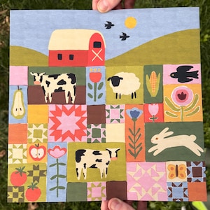 Op de afbeelding: Een kleurrijk volkskunstschilderij met een rode schuur, een gele zon en een patchwork van vierkanten met boerderijdieren en planten. Het schilderij bevat een koe, een schaap, een konijn en maïs. De achtergrond is een lichtblauwe lucht en groene heuvels.