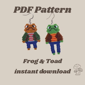 Peut inclure: Deux boucles d'oreilles en forme de grenouille perlées avec des crochets argentés. Une grenouille est marron et l'autre verte, toutes deux portant des vestes et des pantalons bleus. Le texte "PDF Pattern", "Frog & Toad" et "instant download" est inclus.