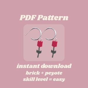 Op de afbeelding: Zilveren oorringen met rode, geborduurde tulpbedels en donkergroene stelen. De afbeelding bevat de tekst "PDF Pattern", "instant download", "brick + peyote" en "skill level = easy" op een roze achtergrond.