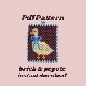 Op de afbeelding: Een kralenpatroon met een witte gans met een blauwe strik, oranje poten en snavel, tegen een donkerrode achtergrond. Het ontwerp is omlijst met een blauw-witte rand. De tekst luidt "Pdf Pattern" en "brick & peyote instant download".