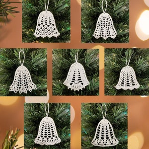 Puede incluir: Ocho adornos de campana blancos de ganchillo colgados de un árbol de Navidad verde. Las campanas están hechas con un delicado patrón de encaje.