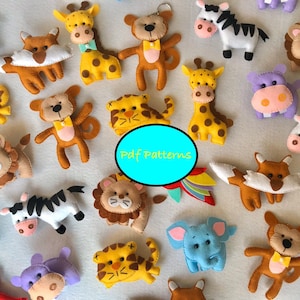 Op de afbeelding: Een verzameling van vilt dieren speelgoed, waaronder een leeuw, zebra, giraffe, aap, olifant, tijger, vos en nijlpaard. De speelgoeddieren zijn allemaal felgekleurd en hebben schattige gezichtjes. De tekst "Pdf Patterns" is zichtbaar in het midden van de afbeelding.