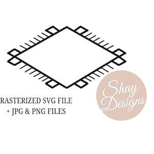 Könnte beinhalten: Schwarz-weißes geometrisches Design mit einer rautenförmigen Mitte. Der Text "RASTERIZED SVG FILE + JPG & PNG FILES" befindet sich darunter. Ein kreisförmiges Logo mit "Shay Designs" befindet sich rechts.
