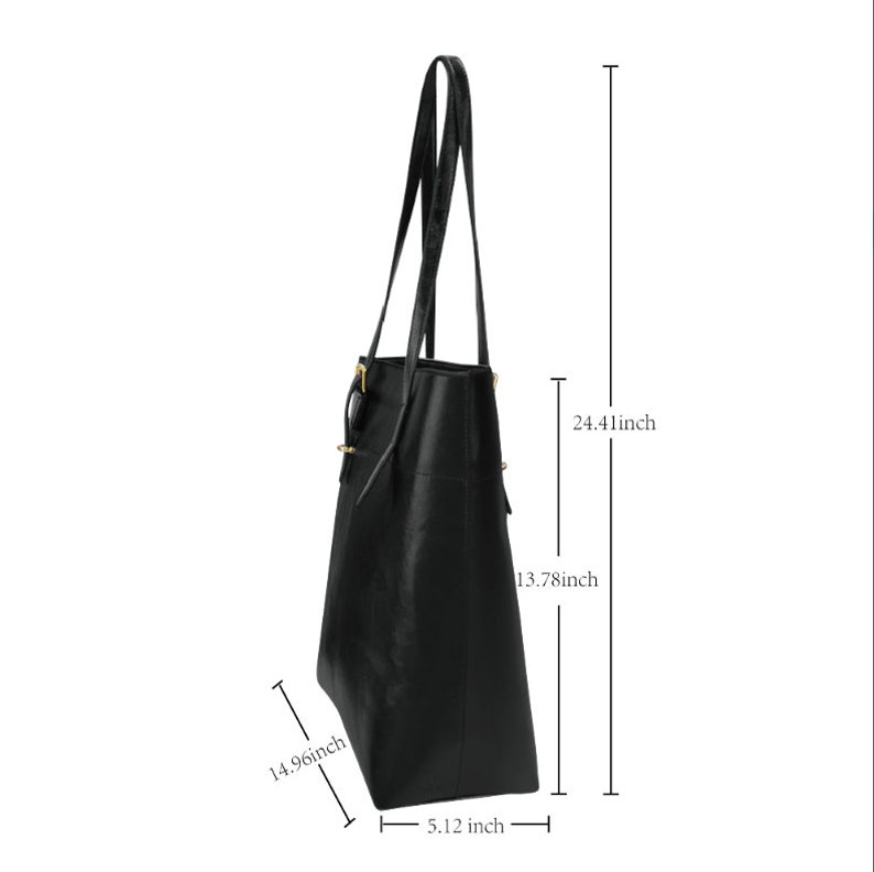 Puede incluir: Bolso tote de cuero negro con herrajes dorados. El bolso mide 38 cm de ancho, 35 cm de alto y 13 cm de profundidad. El bolso tiene una correa de 62 cm.