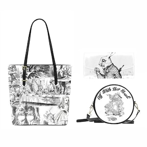 Puede incluir: Un conjunto de tres bolsos de mano negros y blancos con ilustraciones de Alicia en el Pa&iacute;s de las Maravillas. Los bolsos de mano tienen asas negras y est&aacute;n decorados con im&aacute;genes de Alicia, el Sombrerero Loco, la Reina de Corazones y el Conejo Blanco. Un bolso tiene el texto "Off With Her Head!" impreso en &eacute;l.