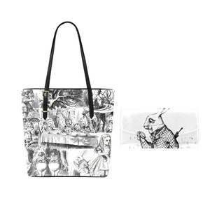Puede incluir: Un bolso tote blanco y negro y una cartera a juego con ilustraciones de Alicia en el Pa&iacute;s de las Maravillas. El bolso tote tiene un asa de cuero negro y una hebilla dorada. La cartera tiene un fondo blanco con una ilustraci&oacute;n en blanco y negro del Conejo Blanco.