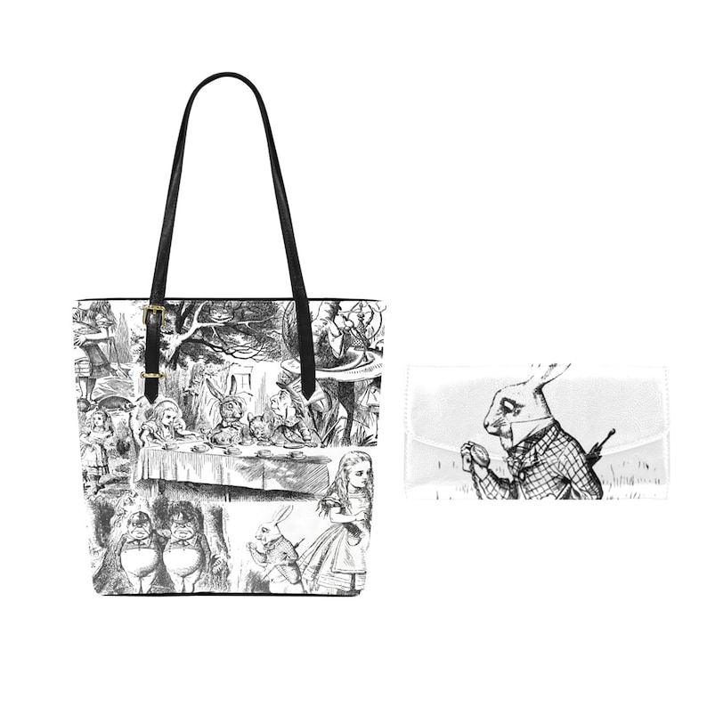 Puede incluir: Un bolso tote blanco y negro y una cartera a juego con ilustraciones de Alicia en el Pa&iacute;s de las Maravillas. El bolso tote tiene un asa de cuero negro y una hebilla dorada. La cartera tiene un fondo blanco con una ilustraci&oacute;n en blanco y negro del Conejo Blanco.