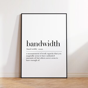 Può includere: Stampa tipografica in bianco e nero con la parola "bandwidth" definita come una misura di capacità di lavoro. La definizione afferma che magicamente sembri avere quantità illimitate, ma gli altri non sembrano mai averne abbastanza.